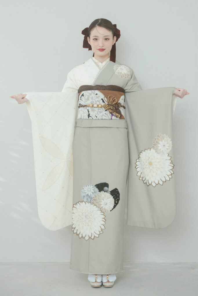 玉城ティナ×紅一点 大菊×グレージュ