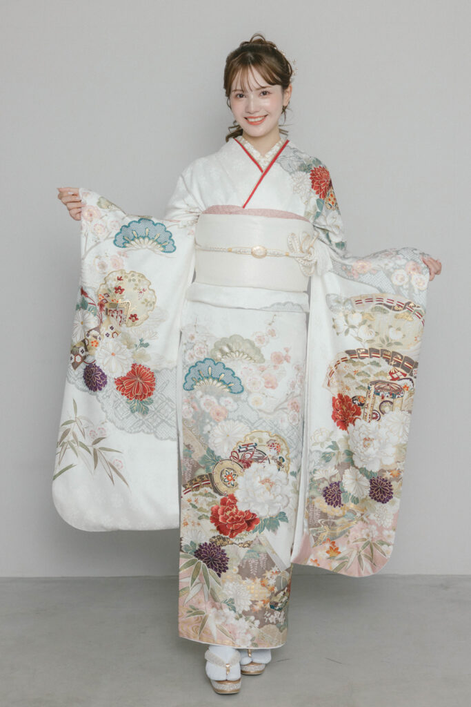 牡丹に鼓檜扇紋様 白色